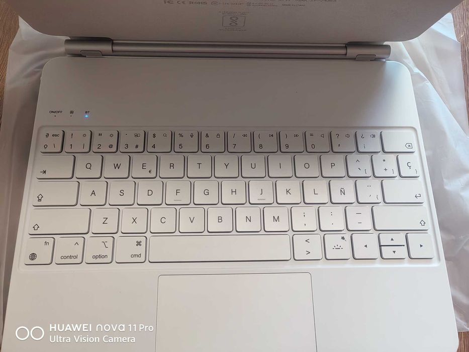 Чехол-клавиатура на iPad 13