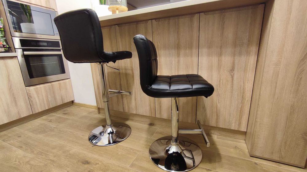 Vand 2 scaune de bar rotative, reglabile pe inaltime