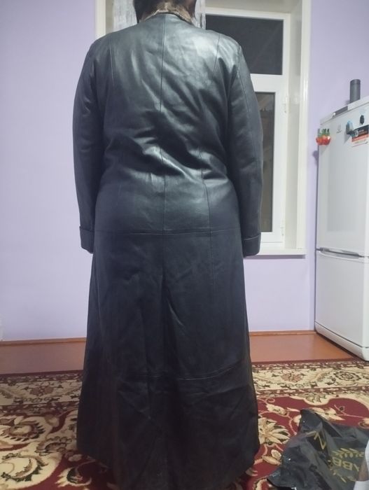 Кожаный плащ женский. чистый кожа размер 52.54оладиган телефон килинг.