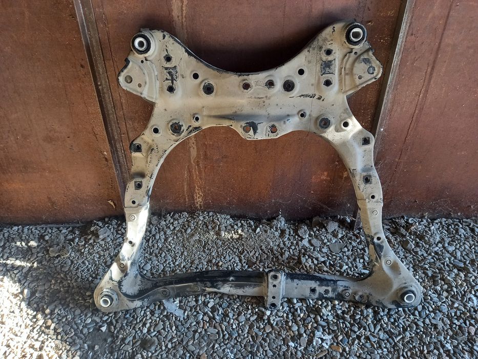 Передняя балка  на тойота камри