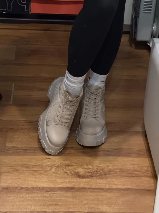 Демисезонние ботинки от CHARLES & KEITH