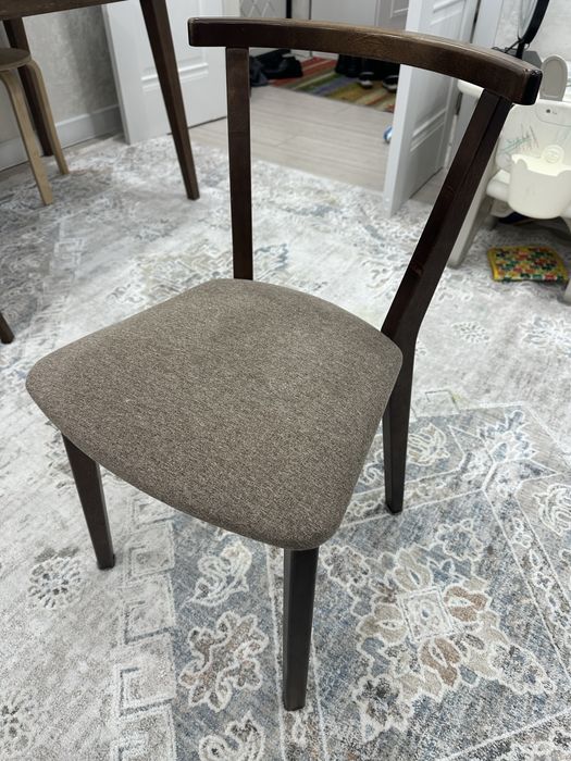 Продается кухонный стол со стульями