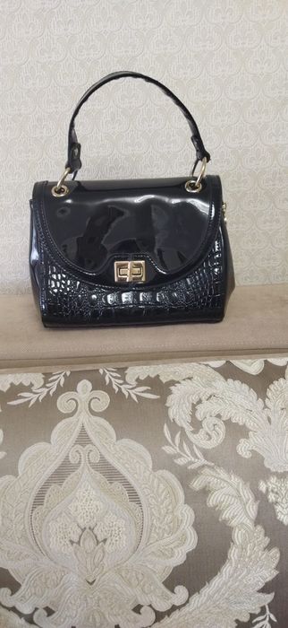 Продам сумку кожа в лаке