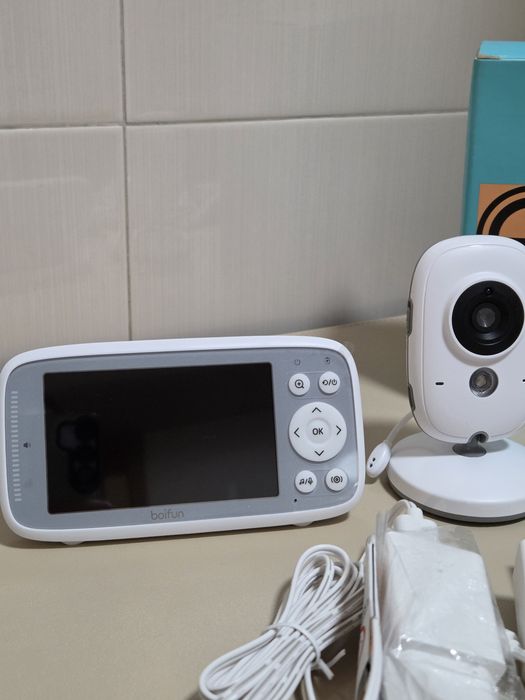 Видео бебефон BOIFUN VB616 с 4-инчов 720P IPS екран. Моделът работи чрез сигурна безжична връзка, която не изисква Wi-Fi или интернет