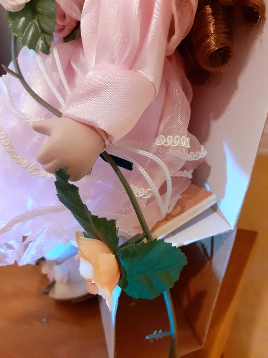 Порцеланова кукла на люлка