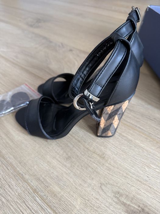 Черни сандали на дебел ток