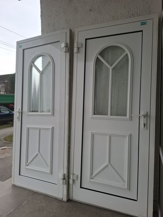 Usi exterior intrare PVC sticlă dublu termopan securizata (2 buc)