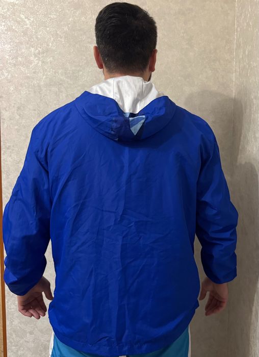 Ветровка с капюшоном