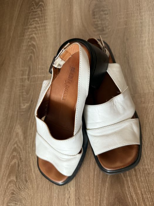 Кожаные босоножки