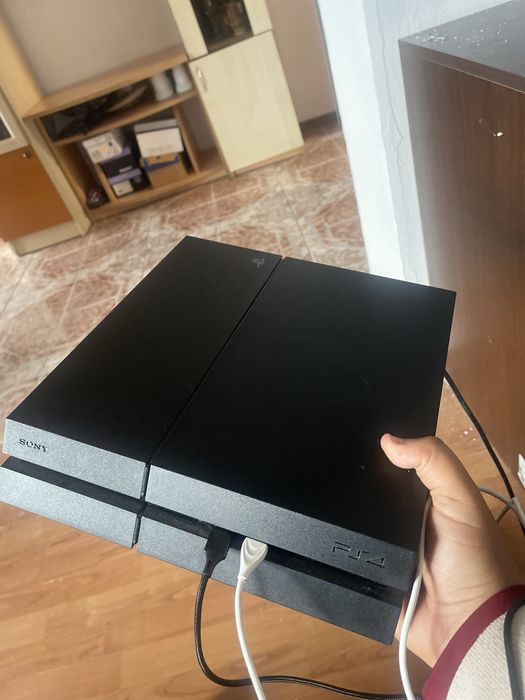 Ps4 slim със 11 игри 816gb топ състояние