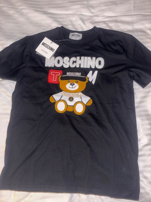 Vând tricouri! Mai multe modele, mărimile sunt limitate. Vând șosete!