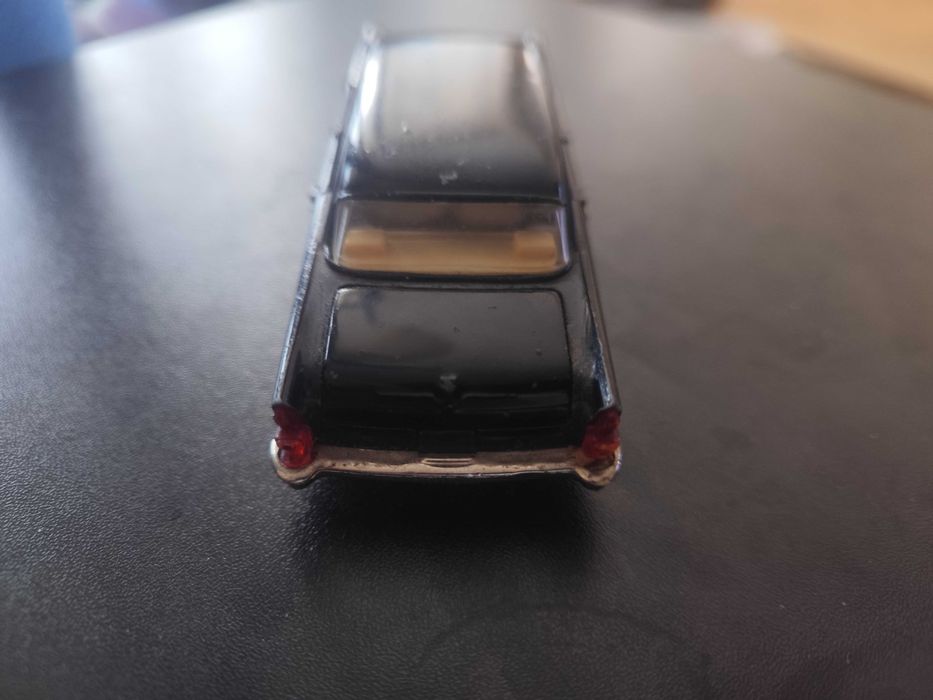 Продавам руска Чайка ГАЗ-13 А15 1:43