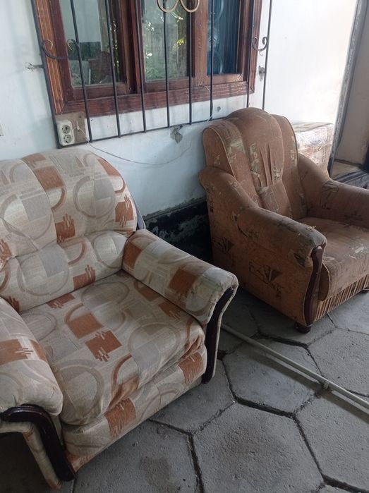Отдам бесплатно диваны и кресла