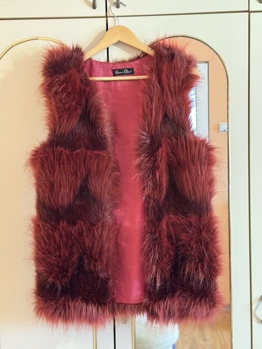 Елек цвят бордо.