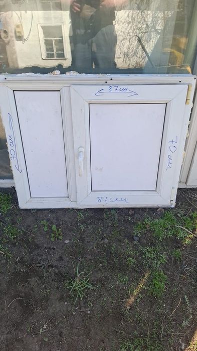 Продам пластиковую дверку