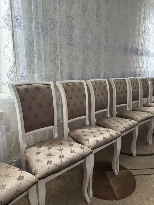 Стол и стулья для гостинной