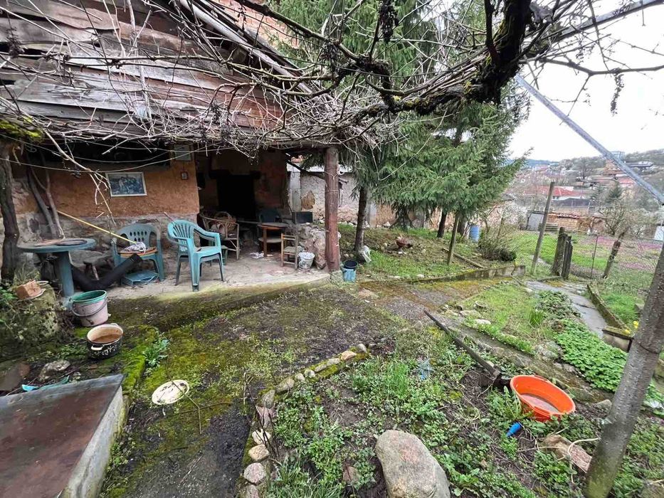 Къща с просторен двор за продажба в с. Средногорово