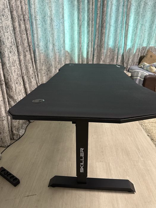 Стол компьютерный Sharkoon Skiller