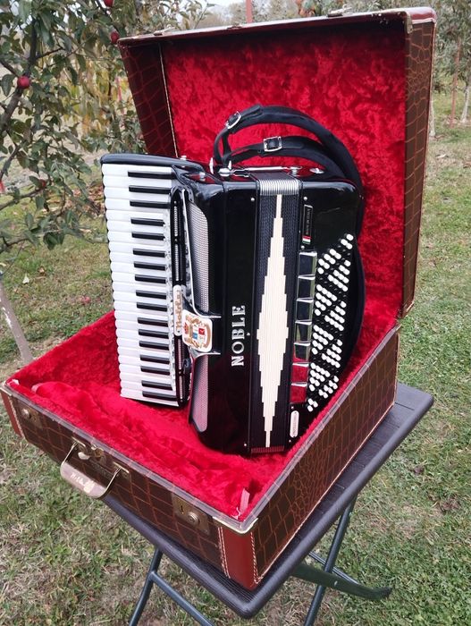Vând Acordeon italian Noble, 120 basi