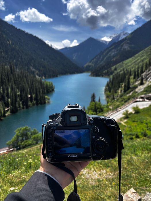 Canon 5D mark3  .