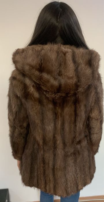 Geacă din blană naturală cu glugă  (nu cunosc animalul)
