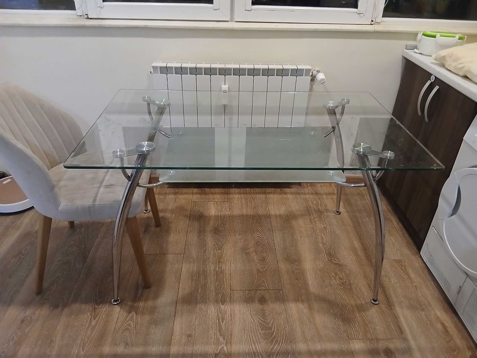 Стъклена кухненска маса