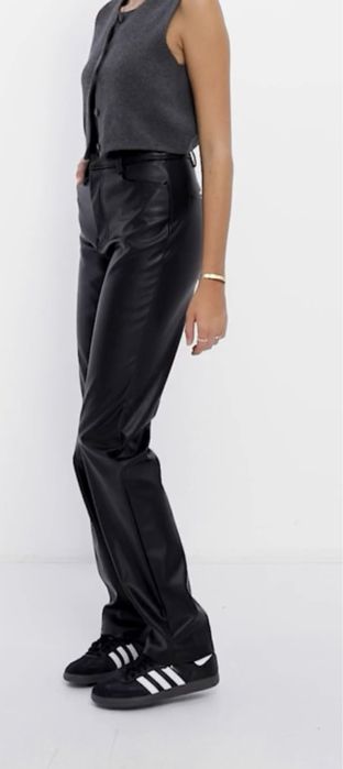 Pantaloni negri, piele sintetica, marimi S&M