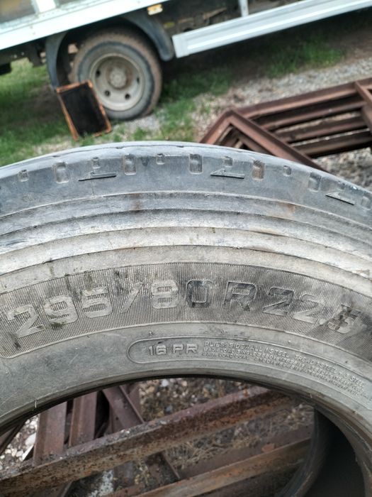 De vînzare 4 anvelope 295/80 R 22,5 fabricație 2015 ,uzate 20 la sută.