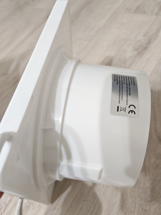 Вентилятор бесшумный. Диаметр 150 мм.