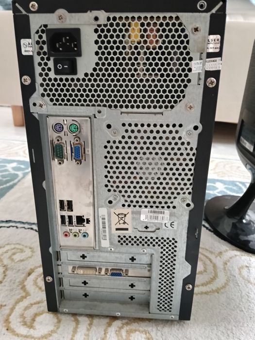 Блок от компьютера в рабочем состоянии