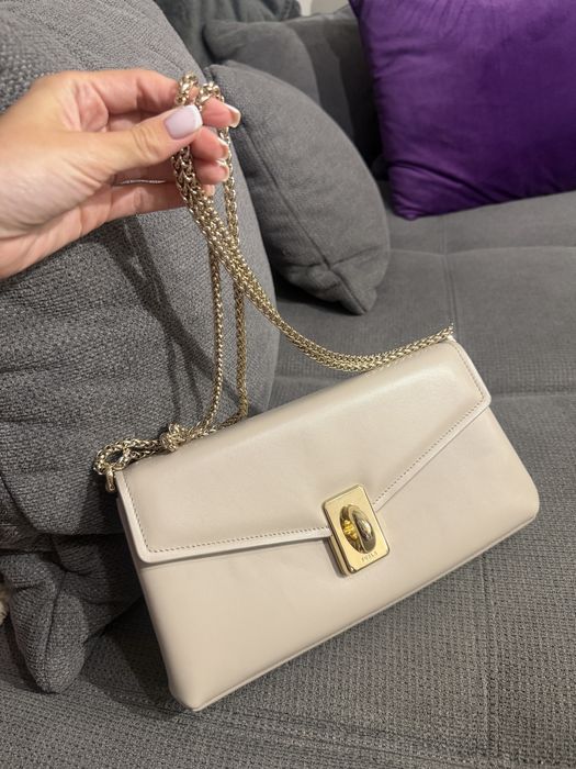 Дамска чанта и потфейли Furla