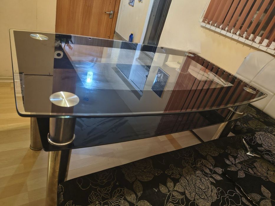 Трапезна маса със стъклен плот