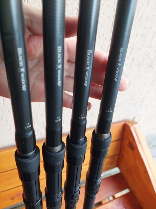 Set 4 lansete crap daiwa black widow de 3.90m 3,75lb 2tronsoane