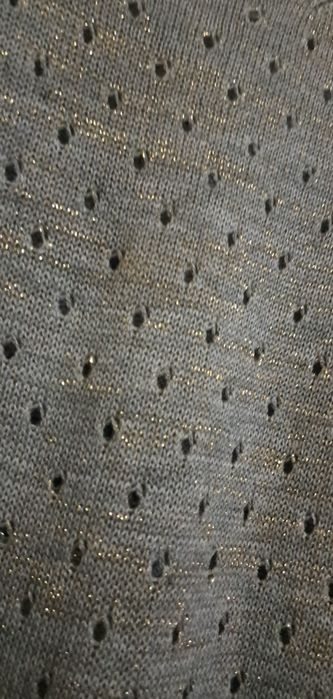 Bluza cu fir auriu și decupaje