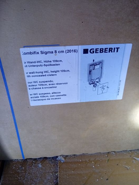 Bideu și wc atașate pe perete