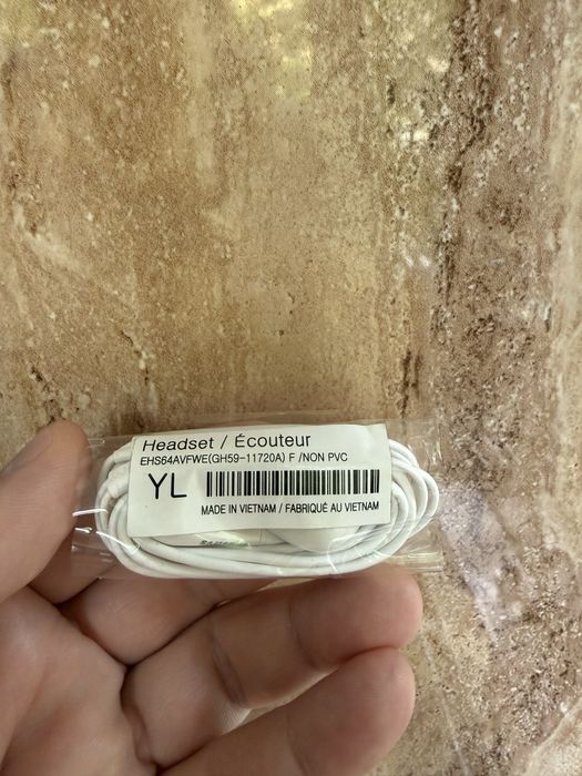 Casti Samsung model EHS64AVFWE cu sunet clar, microfon si control volum, white