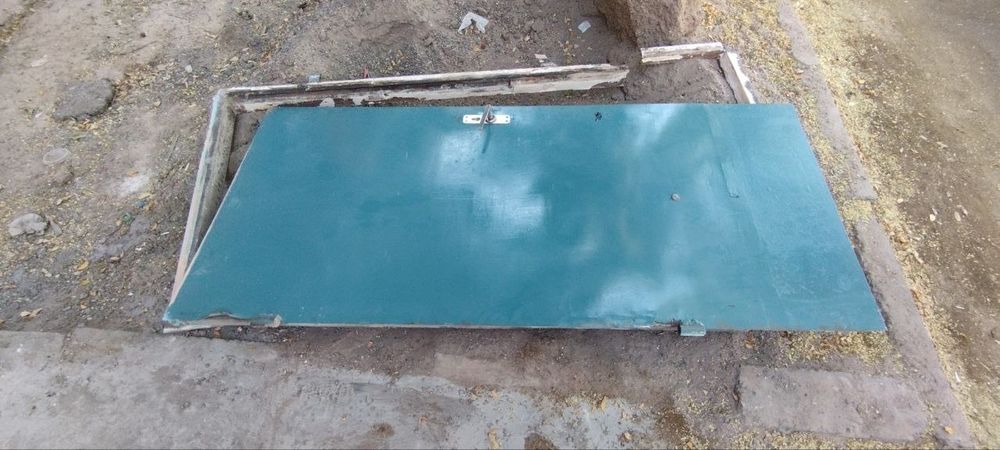 Железная дверь толщина железа 4 , длинна 2,5м, ширина 1м, есть замок и