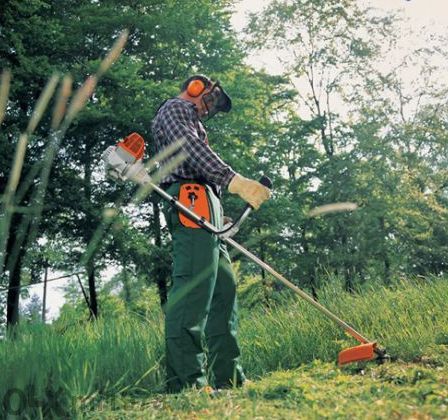 Почистване (косене) с храсторез на тревни площи,градини,дворове и т.н.