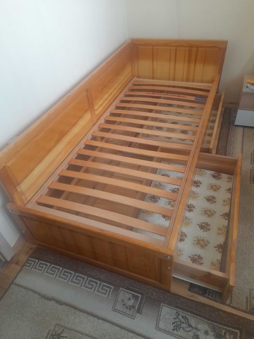 две единични легла с подматрачни рамки  и шкаф подходящ за тях