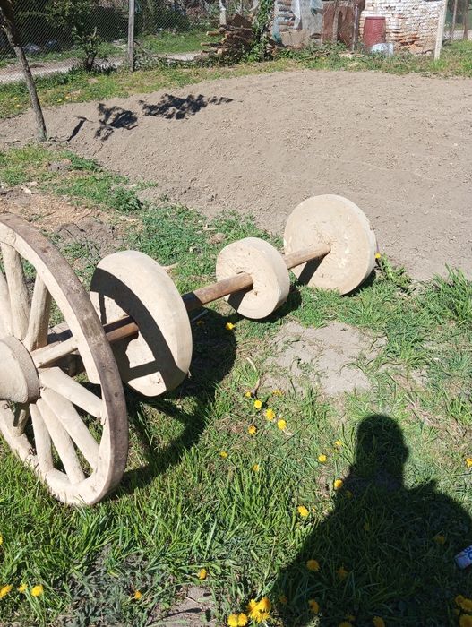 Старинно точило със колело от каруца
