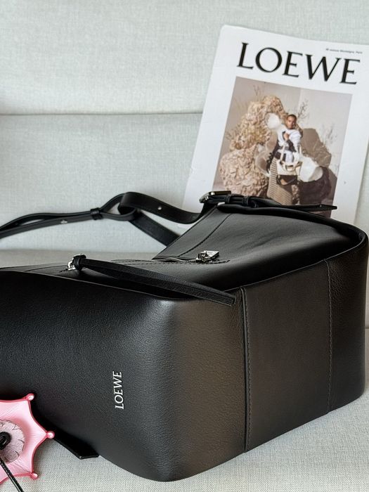 Geanta  Loewe Hammock Flip bag in classic calfskin