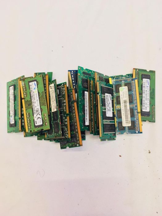 136 plăci RAM în stare excelentă, preț rezonabil și negociabil. Grăbeș