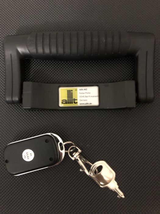 Чемодан сейф с ключами