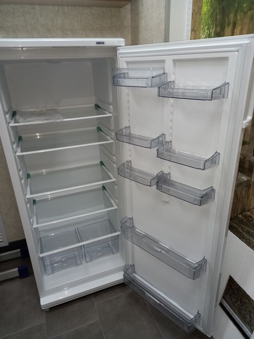 Холодильник-ветрина Атлант.