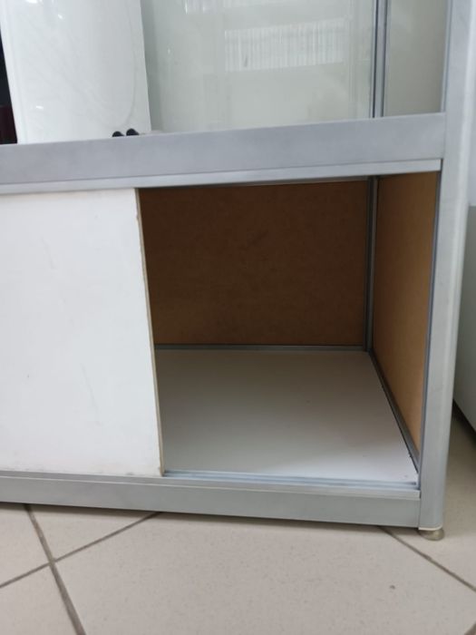 Стеклянные шкаф витрина