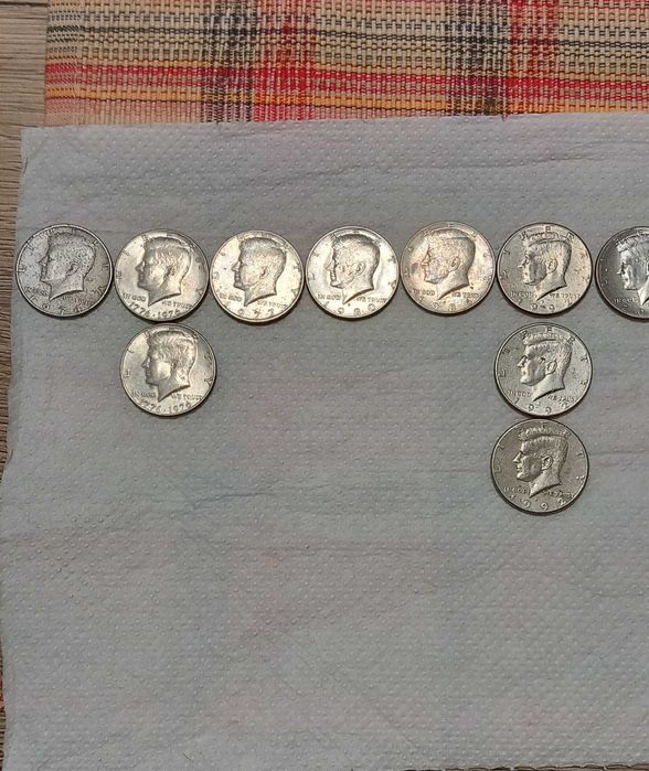 Продават се монети