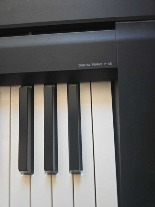 Pian digital portabil YAMAHA P-45