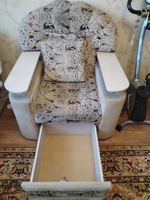 Диван и одно кресло