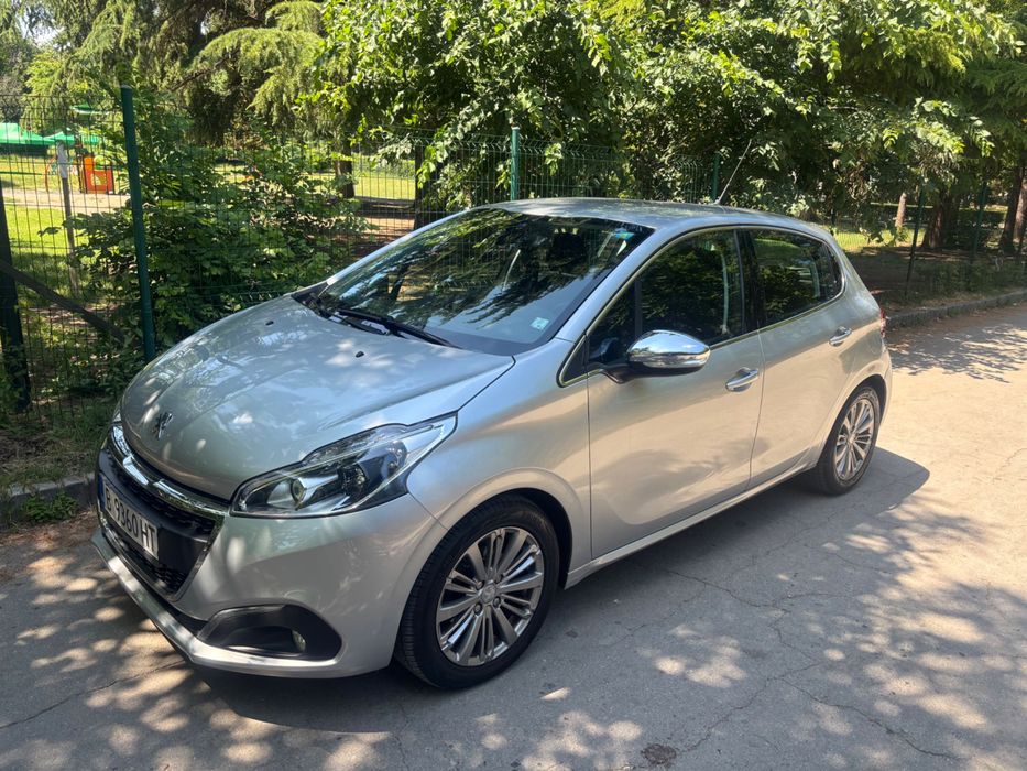 Peugeot 208 Сив металик 61200 км.