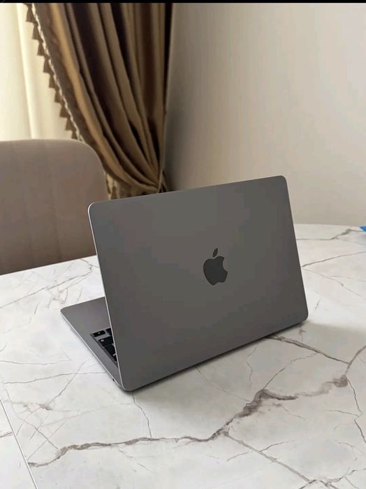 Macbook air M2 13.6